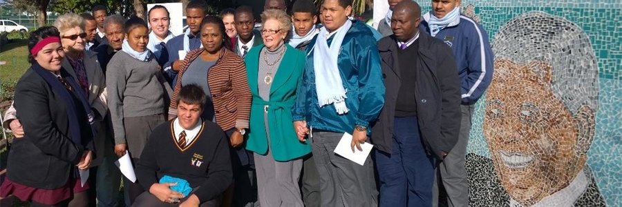 Burgemeester Nicolette Botha-Guthrie en rolspelers in die Overstrandse Junior Stadsraad staan hier by die mosaiek-uitbeelding van wyle President Nelson Mandela, wat vandag (Vrydag 18 Julie 2014) by die munispale kantore in Hermanus onthul is.